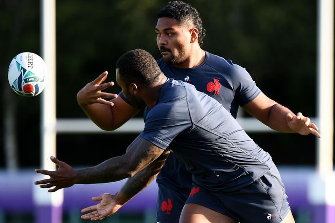 Les joueurs du XV de France, Peato Mauvaka (droite) et Virimi Vakatawa, lors d’une séance à Fujiyoshida, au Japon, le 16 septembre 2019.