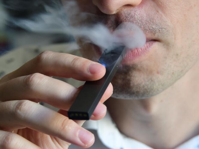Un fumeur de cigarette électronique à Washington, le 2 octobre 2018, avant que l’OMS ne tire la sonnette d’alarme.