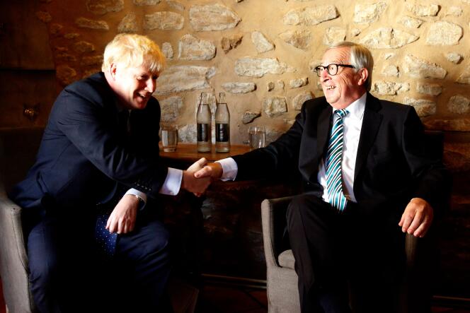 Boris Johnson (à gauche) serre la main de Jean-Claude Juncker (à droite), avant leur réunion, à Luxembourg, le 16 septembre.