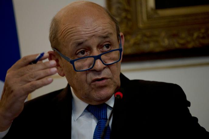 The identity of Defense Minister Jean-Yves Le Drian, here in Cairo on September 17, was usurped, as well as that of his collaborators when he was in foreign affairs.