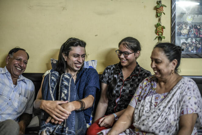 Piya, un hijra, avec sa famille, à New Delhi.