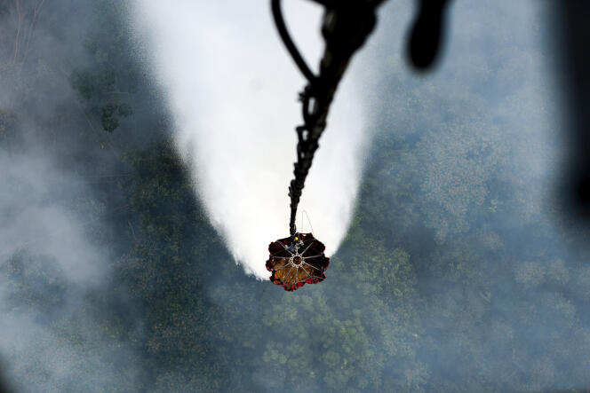 Un hélicoptère largue de l’eau sur la forêt indonésienne, le 18 septembre.