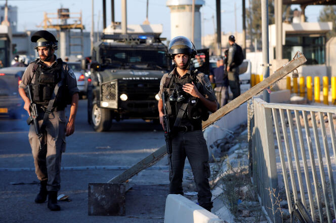 Des policiers israéliens montent la garde au checkpoint de Qalandiya, en Cisjordanie, mercredi 18 septembre.