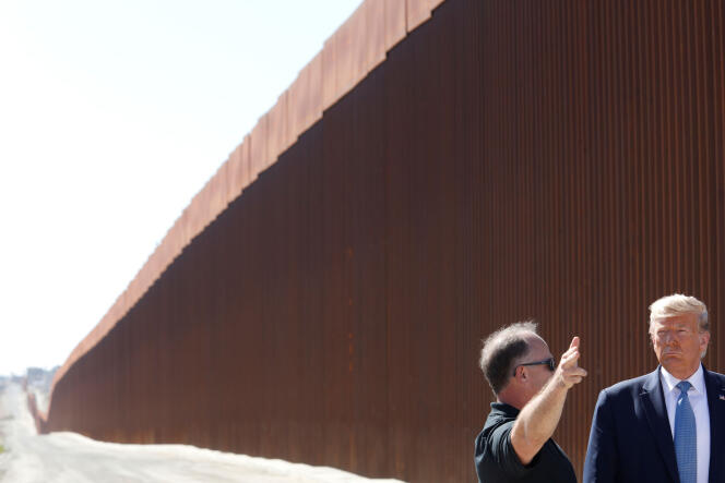 Donald Trump visite une section du mur construit à la frontière entre les Etats-Unis et le Mexique, à Otay Mesa, en Californie.
