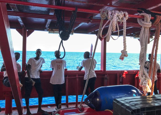 Des migrants sur le pont du « Ocean Viking », navire de sauvetage affrété par les ONG françaises SOS Méditerranée et Médecins sans frontières, le 20 août 2019, en Méditerranée.