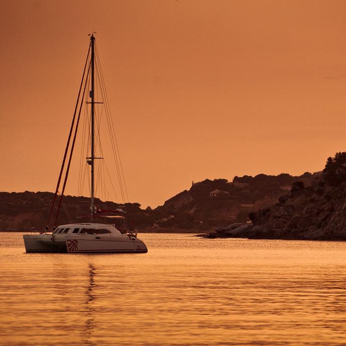 Dans le sud, rien de tel que découvrir des vignobles des Baux-de-Provence en bateau.