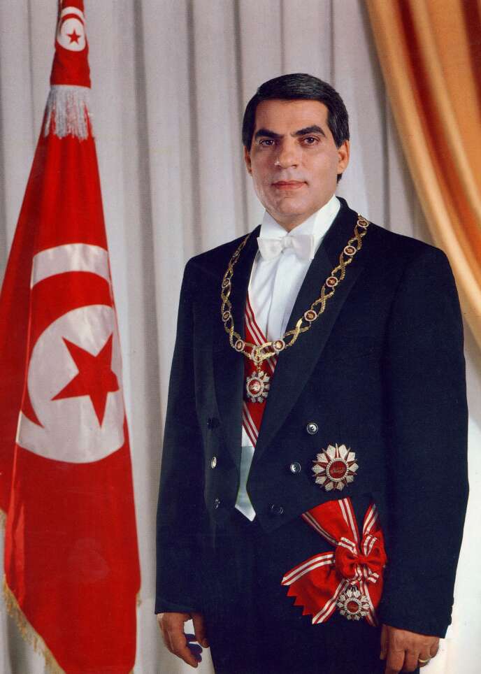 Le portrait officiel de l’ancien président tunisien Zine El-Abidine Ben Ali, pris en avril 1988, était présent dans de nombreux lieux publics à travers le pays.