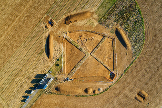 Vue de drone de la fouille de Vix (Côte-d’Or). L’emplacement de la tombe celte se trouve au centre de la croix.