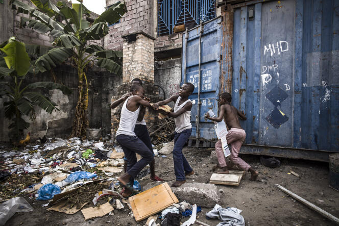 Des « shégués », enfants des rues, à Kinshasa en septembre 2019.