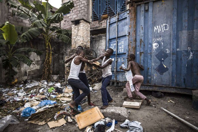 Des Â«Â shÃ©guÃ©sÂ Â», enfants des rues, Ã  Kinshasa en septembre 2019.
