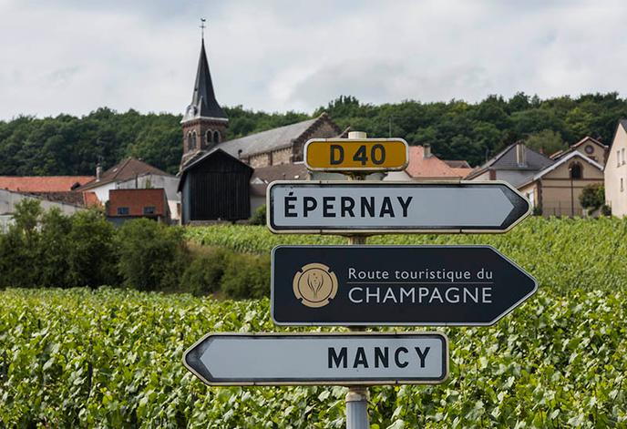 Un tour de plus de 130 kilomètres en Champagne, entre patrimoine royal, caves crayeuses et vignobles classés.