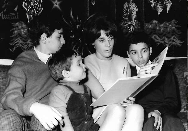 Gisèle Halimi avec ses trois fils, à la fin des années 1960.