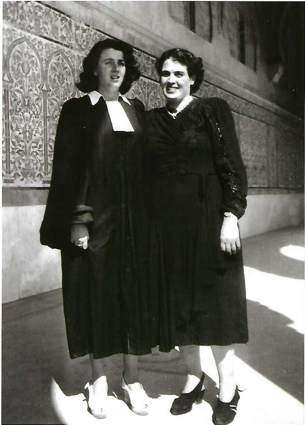 Gisèle Halimi avec sa mère, lorsqu’elle prête son serment d’avocate, à Tunis, en 1949.