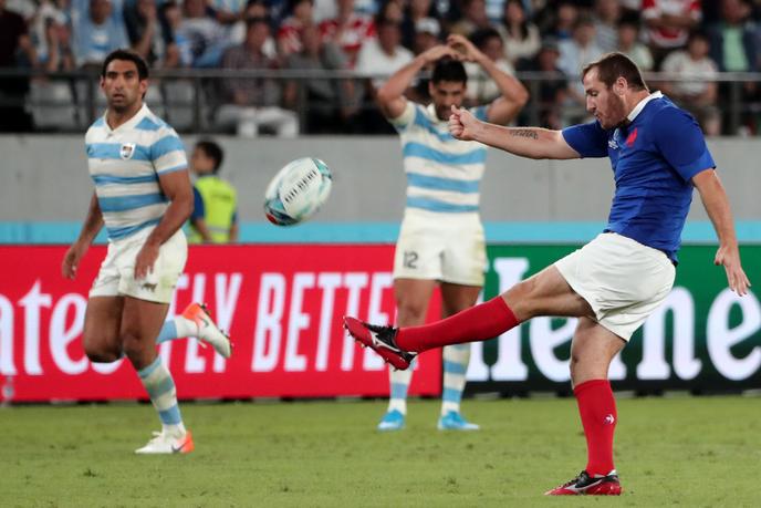 Rugby A la fin du match contre l’Argentine, samedi, Camille Lopez célèbre la victoire de l’équipe de France.