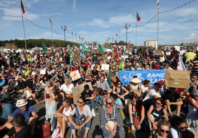 Des manifestants emmenés par Bizi bloquent un axe de Bayonne lors de la manifestation pour le climat le 21 septembre 2019.