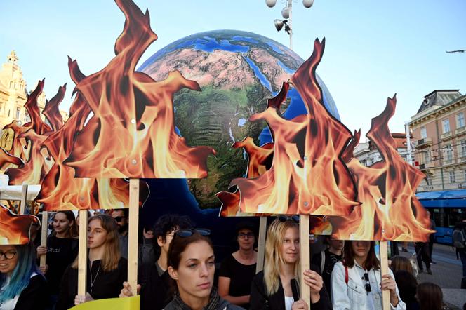 Manifestation pour le climat à Zagreb, en Croatie, en 2019, autour d’un globe en feu. 