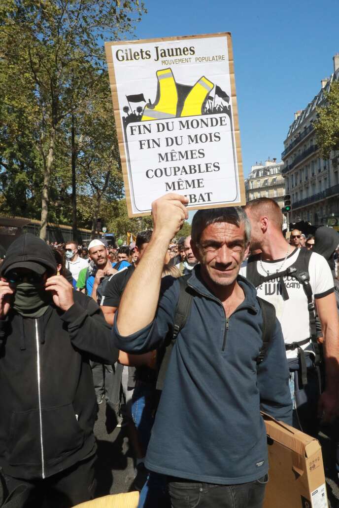 Des « gilets jaunes » ont rejoint la marche pour le climat, à Paris, le 21 septembre.