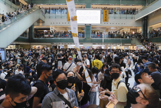 Des militants prodémocratie manifestaient dans un centre commercial du district de Yuen Long, le 21 septembre 2019 à Hongkong.