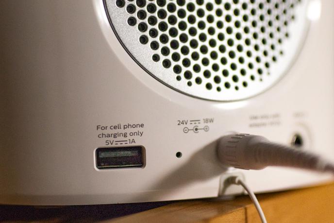 Le Somneo dispose d’un port USB qui permet de charger son téléphone, tout comme d’une entrée auxiliaire (tout à droite sur la photo) pour passer des morceaux de vos playlists. (Il n’est toutefois pas possible d’utiliser une playlist comme sonnerie.)