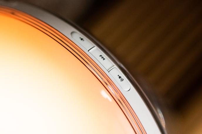 Des boutons sont placés sur le contour du réveil pour un accès immédiat à la radio (en photo), au mode lampe et aux deux alarmes préréglées.