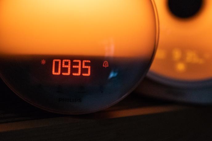 Nous avons aimé nous réveiller grâce au lever du soleil teinté de rouge du HF3520 de Philips (à gauche) et du Somneo (à droite) de Philips, plus qu’avec les lumières moins nuancées proposées par les réveils moins chers.