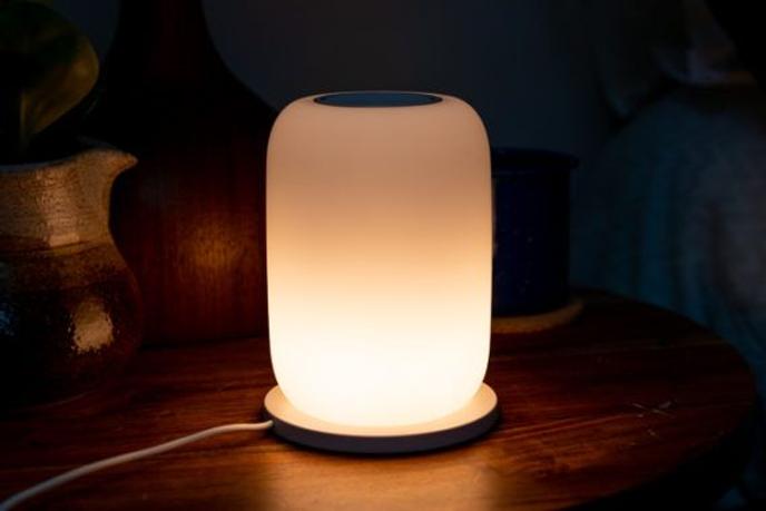 Il faut 2 h 30 au Glow Light de Casper pour se recharger complètement. Il fonctionne pendant plusieurs jours sans avoir besoin d’être chargé, même quand on utilise le réveil à aube quotidiennement.
