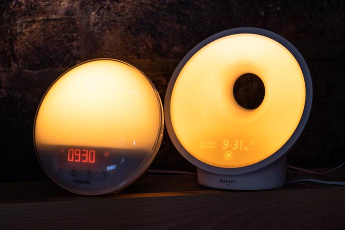 Si l’aspect « globe » du HF3520 de Philips (à gauche) paraît un peu plus banal que le design de notre choix haut de gamme, le Somneo de Philips (à droite), il offre tout de même beaucoup de fonctions.