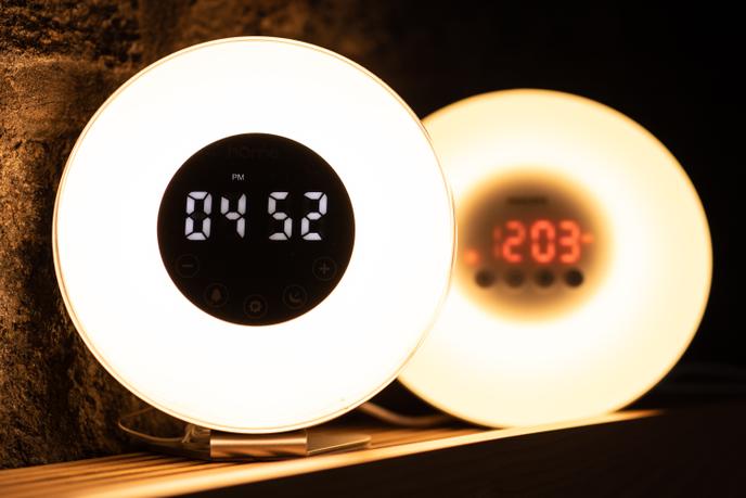 Notre recommandation petits budgets (à gauche) propose un grand nombre de fonctionnalités mais il manque à son simulateur d’aube la teinte chaude du modèle Philips d’entrée de gamme (à droite).