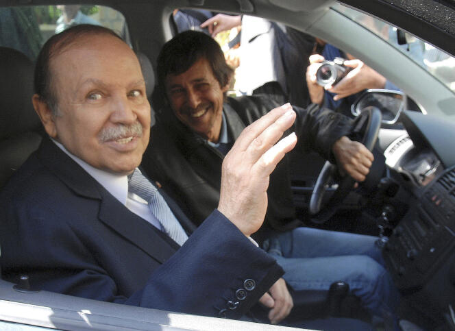 L’ancien président d’Algérie, Abdelaziz Bouteflika (à gauche), et son frère et ancien conseiller, Saïd Bouteflika (à droite), à Alger en avril 2009.