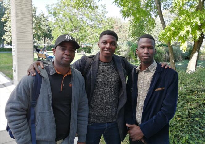 Modibo Massaké (au centre) est le porte-parole du Collectif des étudiants étrangers de l’université de Nanterre. A droite, Mamoudou Falassa Sidibé, président de l’Association des étudiants maliens d’Ile-de-France.