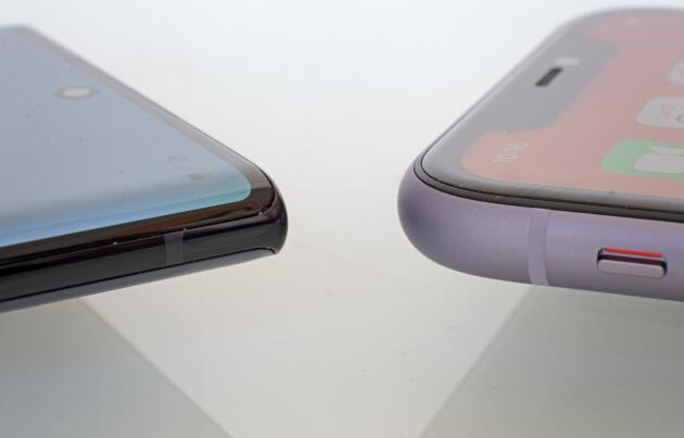 Les bords d’écran courbes du Samsung Note 10 le rendent légèrement plus confortable en main que l’iPhone 11, dont l’écran est pourtant plus petit.