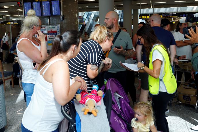 Des passagers britanniques après l’annulation de leur vol retour à Palma de Majorque, en Espagne, le 23 septembre.