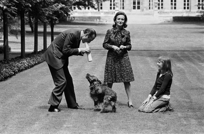 Jacques et Bernadette Chirac, avec leur fille Claude, dans les jardins de Matignon, en juin 1974.