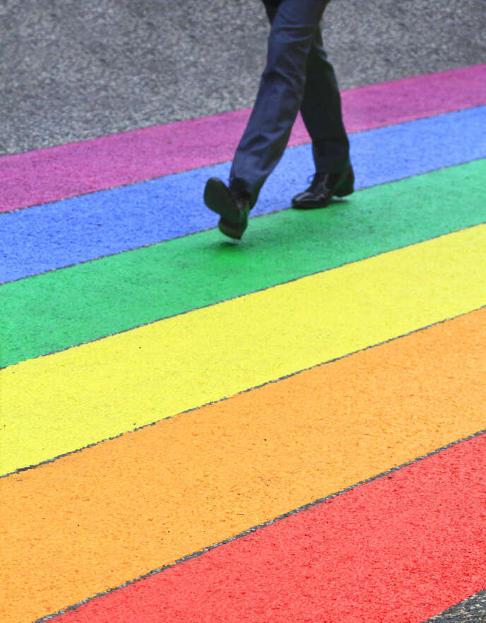 « Les politiques d’inclusion qui luttent contre les biais inconscients construits par les représentations sociétales profitent à l’ensemble de l’organisation » (Homme marchant sur un arc-en-ciel, symbole du mouvement LGBT).