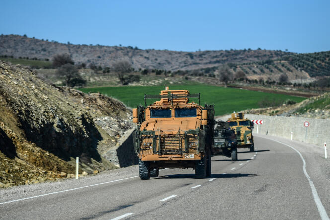 L’armée turque en opérations près de Kilis, à proximité de la frontière syrienne, où avait été arrêté un groupe de deux femmes djihadistes avec des enfants.