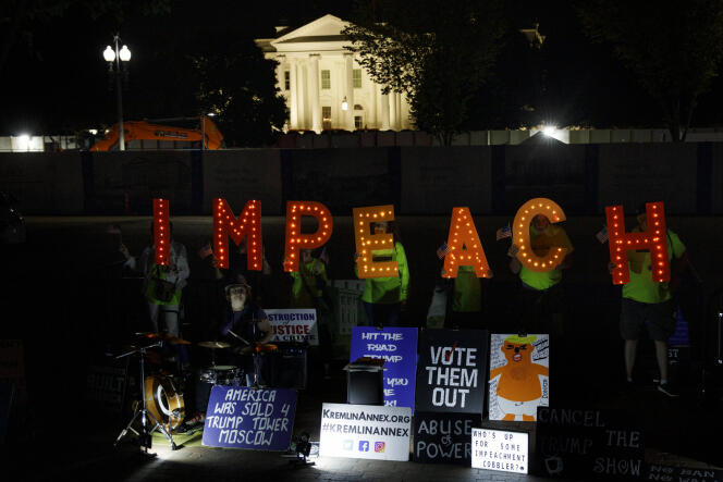 Des panneaux appelant à l’impeachment de Donald Trump, devant la Maison Blanche, à Washington, le 24 septembre.