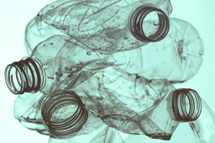 Le projet de loi économie circulaire, défendu par la secrétaire d’Etat Brune Poirson, prévoit dans sa version initiale, la mise en place de la consigne, un système où les consommateurs rapporteraient leurs bouteilles en plastique ou les canettes, dans des points de collecte prévus à cet effet.
