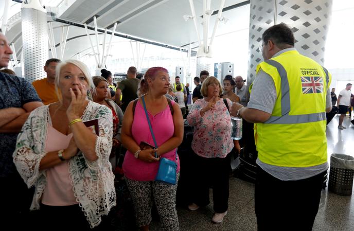 Des clients du voyagiste Thomas Cook à l’aéroport de Tunis, le 23 septembre 2019.