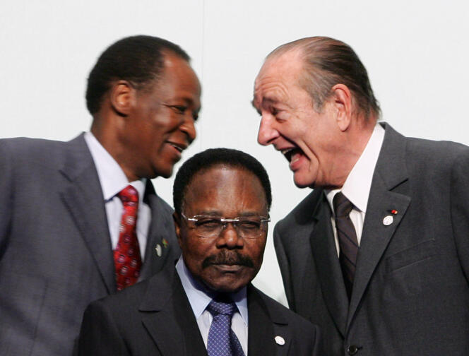 De gauche à droite : les présidents Blaise Compaoré (Burkina Faso), Omar Bongo Ondimba (Gabon) et Jacques Chirac (France), lors du 24e sommet Afrique-France, à Cannes, le 16 février 2007.