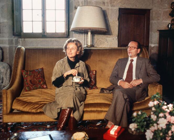 Bernadette Chirac, alors en campagne pour les élections cantonales en Corrèze, et Jacques Chirac, dans leur château de Bity, à Sarran, en mars 1979.