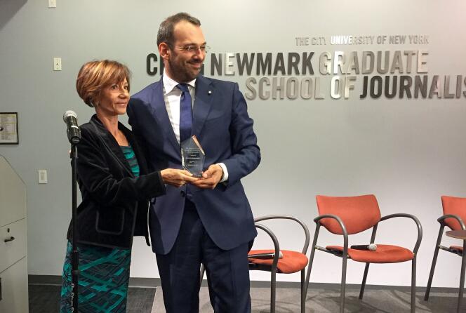 Le journaliste italien Paolo Borrometi reçoit le prix Peter Mackler 2019 dans les locaux de l’école de journalisme de l’université de la ville de New York (Etats-Unis), le 25 septembre 2019.