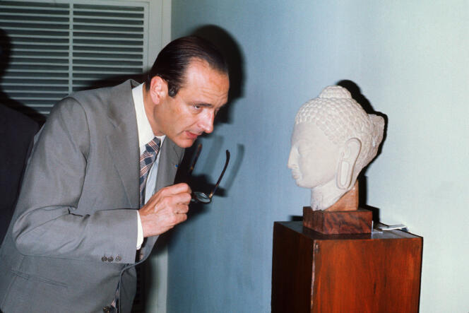 Alors premier ministre, Jacques Chirac visite le musée Taj Mahal, à Agra, en Inde, le 26 janvier 1976.