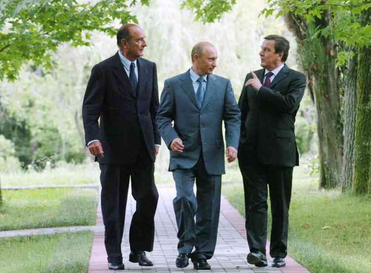 Aux côtés de Vladimir Poutine et de Gerhard Schröder, en août 2004, à l’occasion du sommet de Sotchi, en Russie.