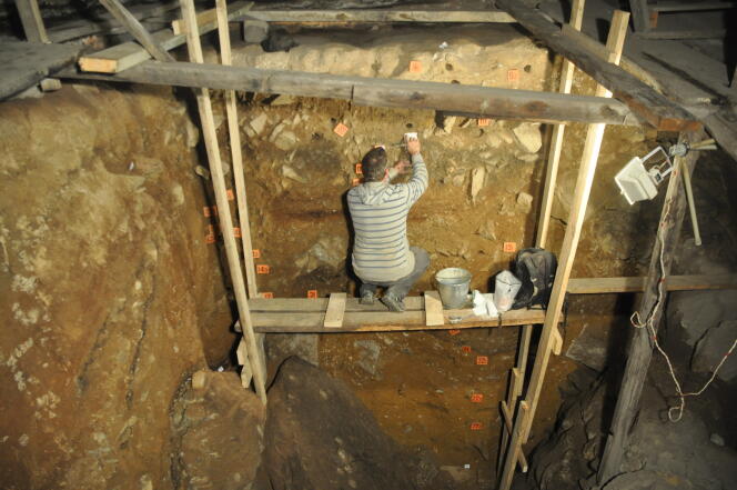 Echantillonnage par le géoarchéologue australien Mike Morley des sédiments accumulés dans la grotte de Denisova, dans l’Altaï russe.