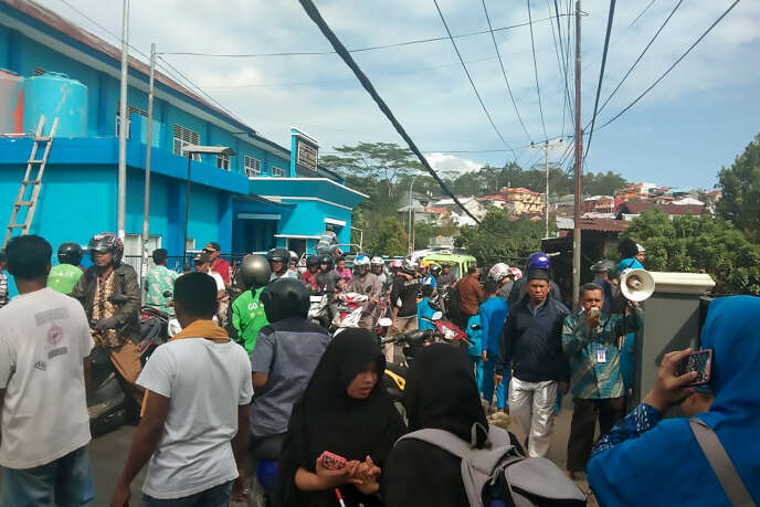 Des habitants rassemblés à l’extérieur dans le village de Batu Merah à Ambon, dans les îles Maluku en Indonésie, à la suite d’un tremblement de terre de magnitude 6,5 survenu le 26 septembre 2019.
