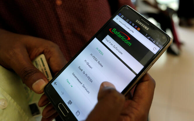 Un usager installe le service de transfert d’argent M-Pesa sur son smartphone, à Nairobi, le 11 mai 2016.