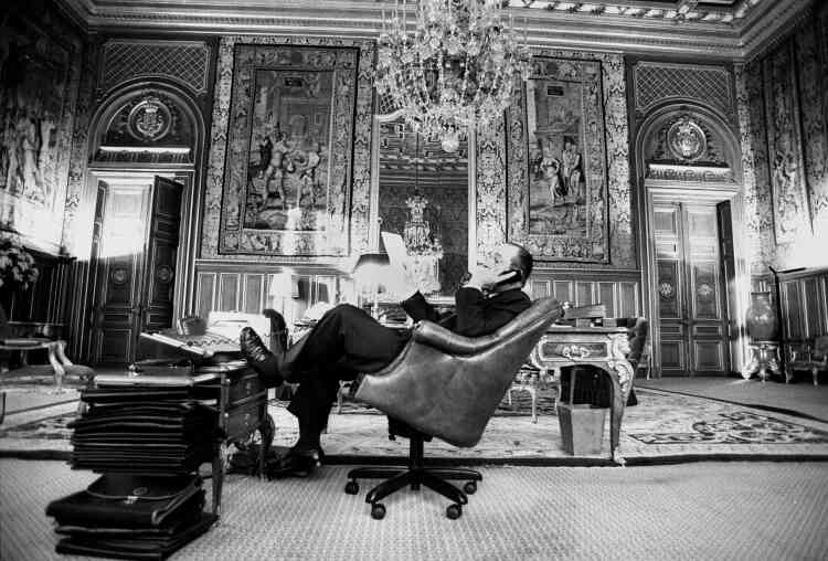 Dans son bureau de l'hôtel de Ville de Paris, en 1980.