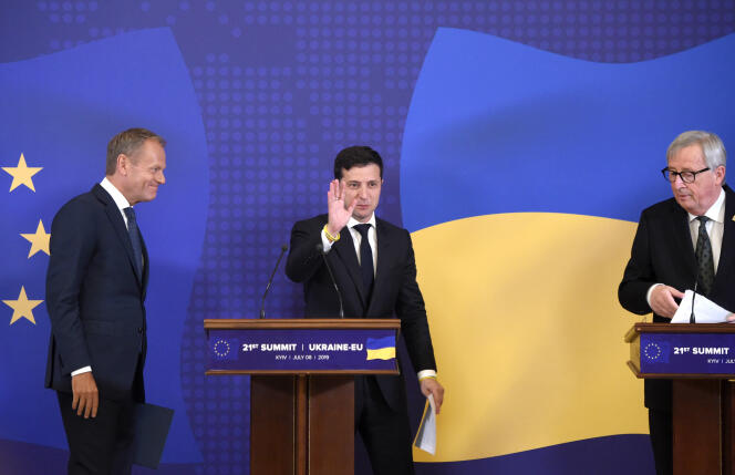Le président ukrainien Volodymyr Zelensky, entouré du président du Conseil européen Donald Tusk et du président de la Commission Jean-Claude Juncker, le 8 juillet à Kiev.