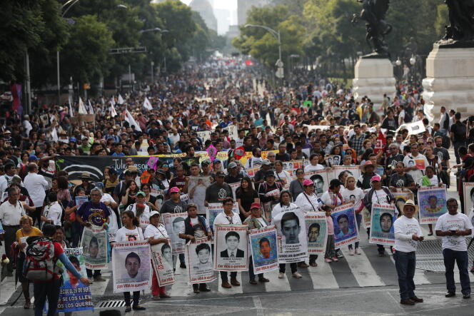 Manifestation d’étudiants et des proches des 43 disparus d’Ayotzinapa, à Mexico, le 25 septembre.