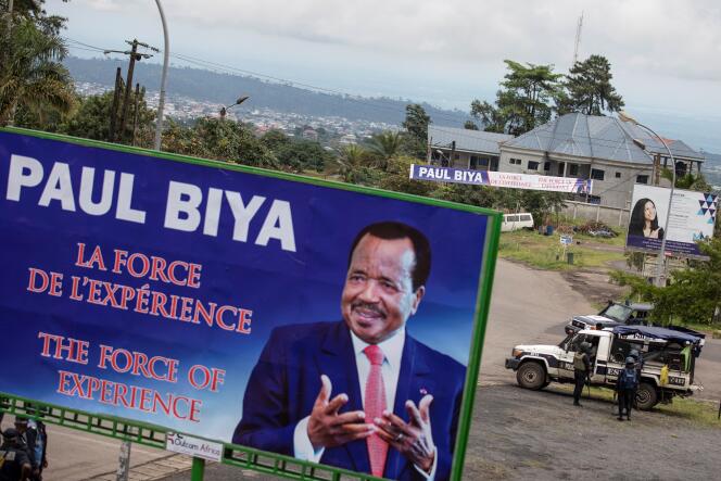 Une affiche du président camerounais, Paul Biya, à Buea, dans la région anglophone du Sud-Ouest, le 3 octobre 2018.